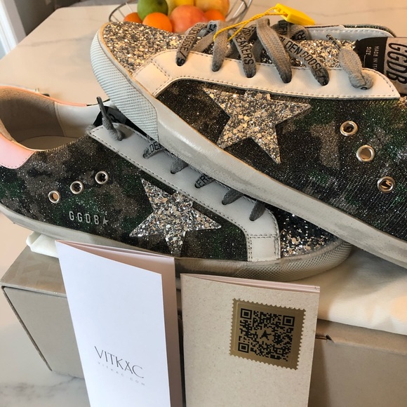 NWT Golden Goose superstars, beautiful, unworn, comes with box, bag, passport - Picture 4 of 5